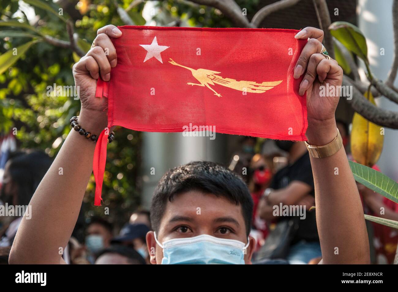 Il sostenitore della NLD detiene una bandiera della NLD durante la manifestazione. I sostenitori della Lega nazionale per la democrazia (NLD) e i manifestanti anti anti-colpo thailandesi si radunano fuori dall'ambasciata del Myanmar dopo che l'esercito del Myanmar ha preso il potere da un governo civile democraticamente eletto e ha arrestato il suo leader Aung San Suu Kyi. La polizia tailandese in rivolta ha poi disperso i dimostranti. Foto Stock