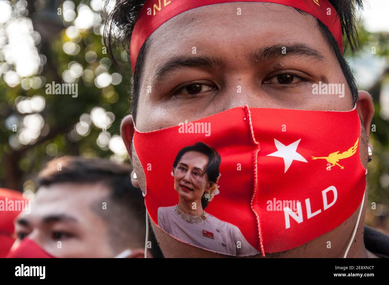 Il sostenitore della NLD è visto indossare un facemask della NLD durante la dimostrazione.i sostenitori della Lega nazionale per la democrazia (NLD) e i manifestanti anti anti-colpo thailandesi si radunano fuori dall'ambasciata del Myanmar dopo che l'esercito del Myanmar ha preso il potere da un governo civile democraticamente eletto e ha arrestato il suo leader Aung San Suu Kyi. La polizia tailandese in rivolta ha poi disperso i dimostranti. Foto Stock
