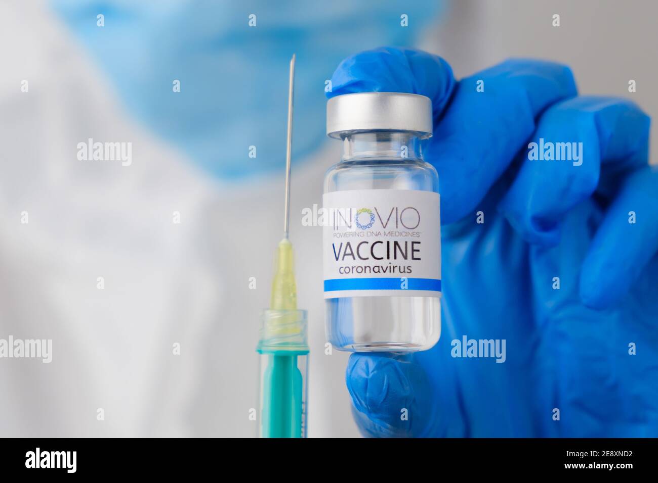 Vaccino INOVIO e siringa monouso per iniezione nelle mani dei medici. Prevention of Coronavirus, Sars-COV-2, Covid-19, gennaio 2021, San Francisco Foto Stock