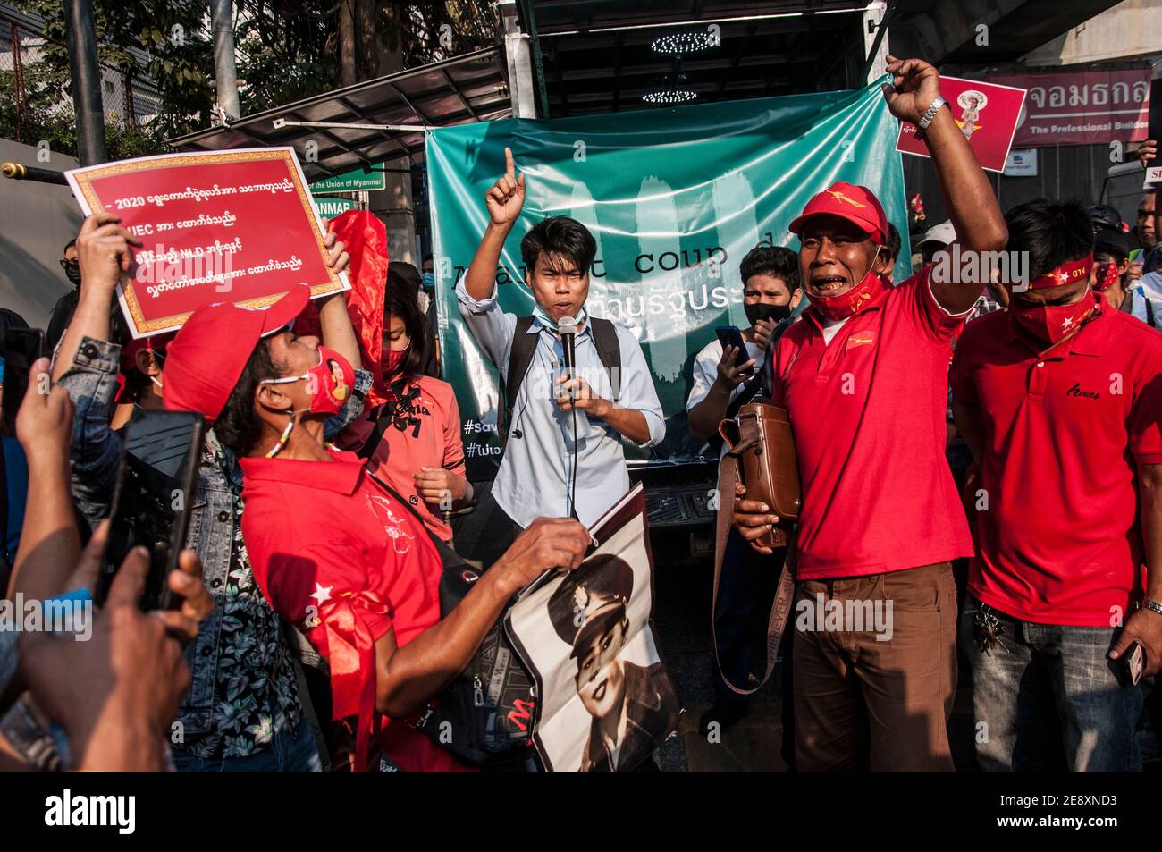 I sostenitori della Lega nazionale per la democrazia (NLD) gridano slogan durante la manifestazione.i sostenitori della Lega nazionale per la democrazia (NLD) e i manifestanti thailandesi anti-colpo si radunano fuori dall'ambasciata del Myanmar dopo che l'esercito del Myanmar ha preso il potere da un governo civile democraticamente eletto e ha arrestato il suo leader Aung San Suu Kyi. La polizia tailandese in rivolta ha poi disperso i dimostranti. Foto Stock