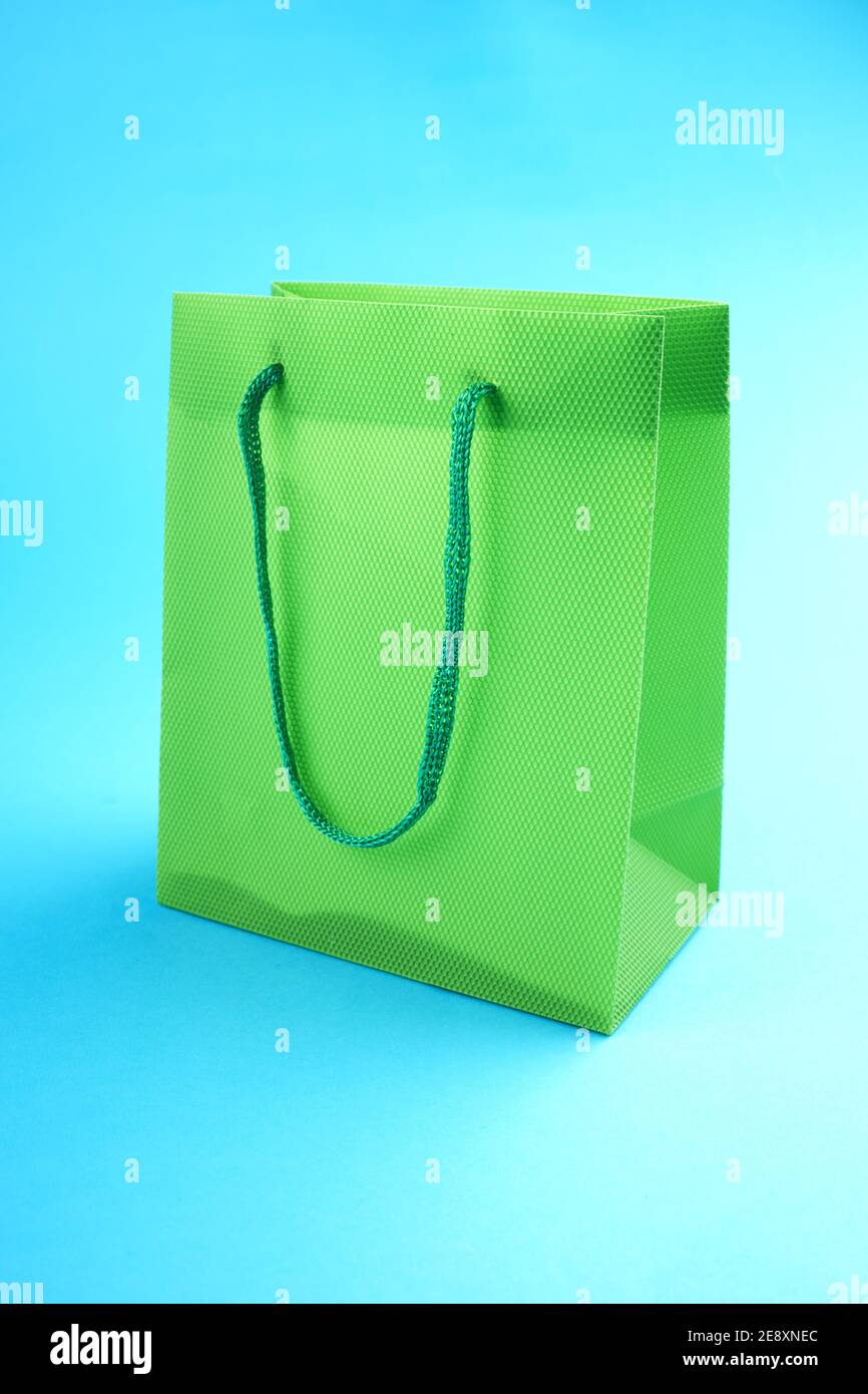 shopping bag verde vuoto su sfondo blu. concetto di shopping e vendita Foto Stock