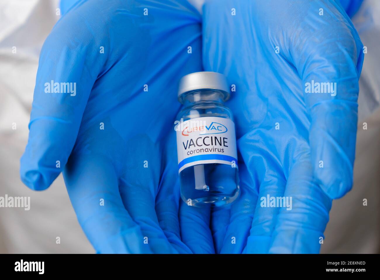 CureVac vaccino per la prevenzione del coronavirus, Covid-19, Sars-Cov-2 in medici mani in guanti di gomma blu, gennaio 2021, San Francisco, USA. Foto Stock