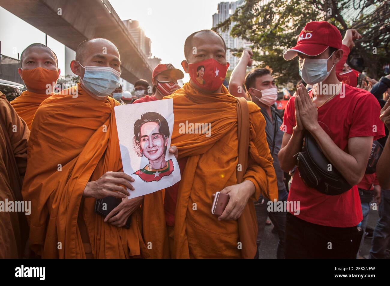 I monaci thailandesi che indossano maschere tengono un ritratto di Aung San Suu Kyi durante la dimostrazione. I sostenitori della Lega nazionale per la democrazia (NLD) e i manifestanti thailandesi anti-colpo si radunano fuori dall'ambasciata del Myanmar dopo che l'esercito del Myanmar ha preso il potere da un governo civile democraticamente eletto e ha arrestato il suo leader Aung San Suu Kyi. La polizia tailandese in rivolta ha poi disperso i dimostranti. Foto Stock