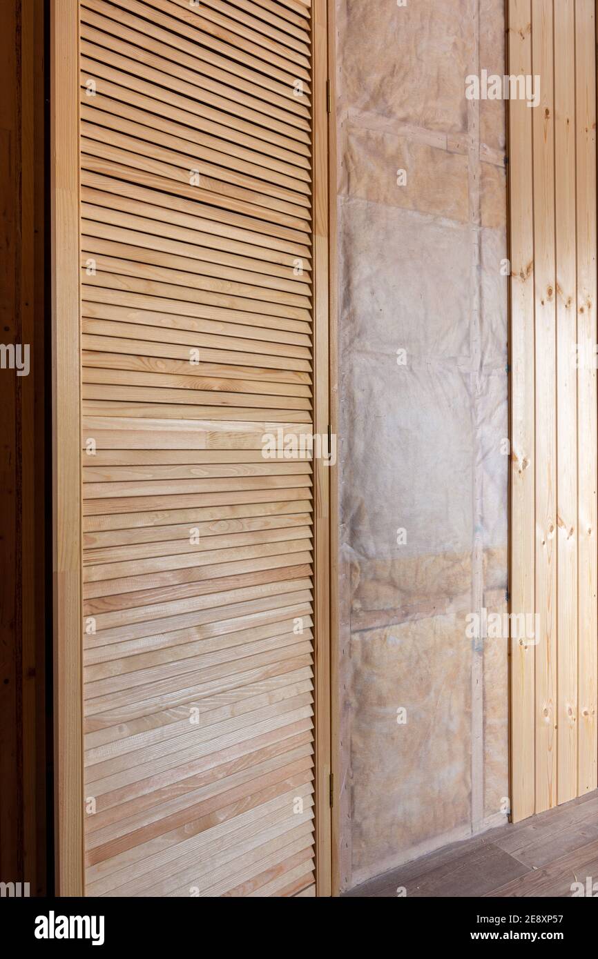 Isolamento acustico e termico con pellicola e clapboard la parete interna Foto Stock