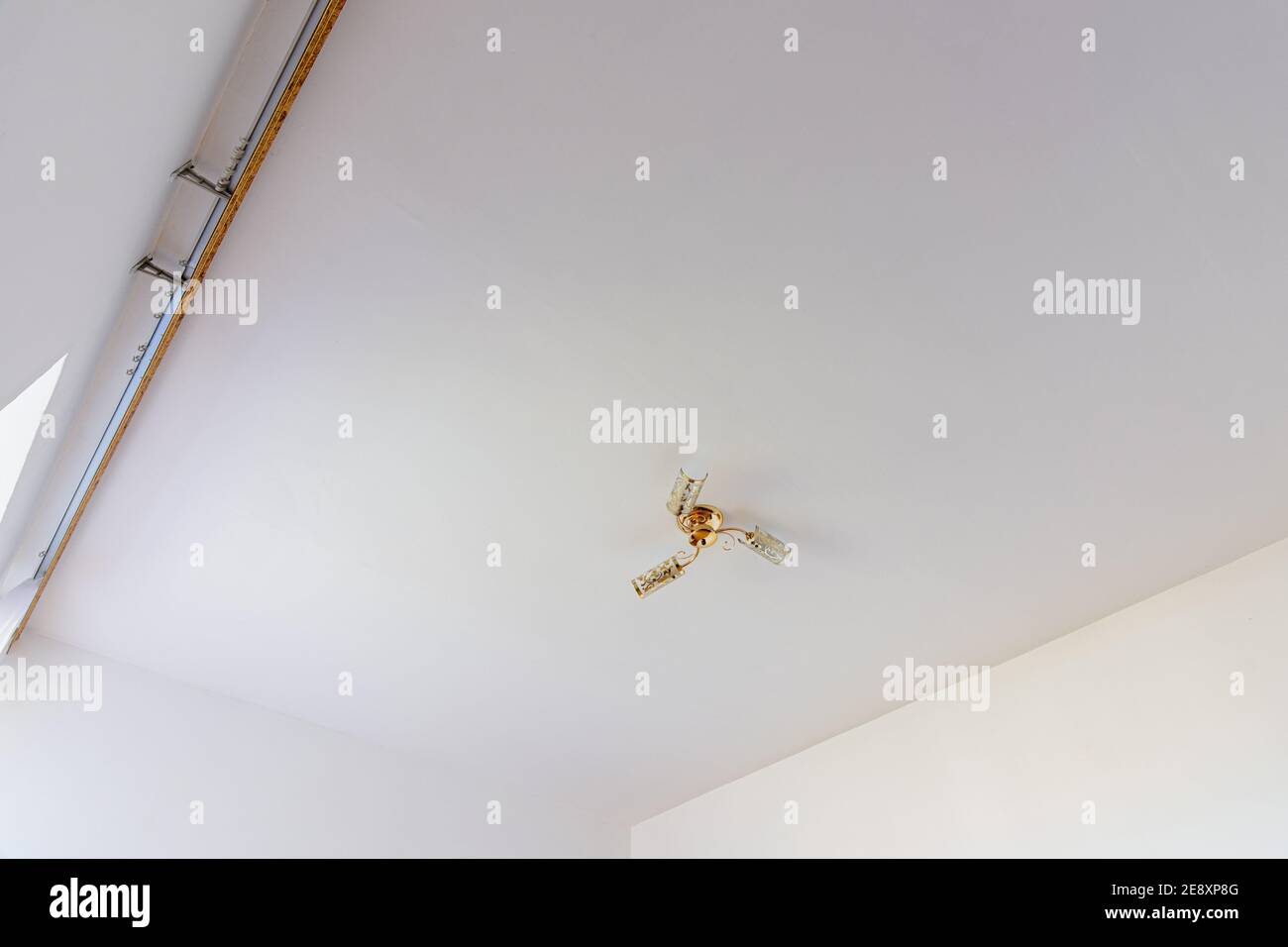 Soffitto intonacato e dipinto di bianco all'interno della camera Foto Stock