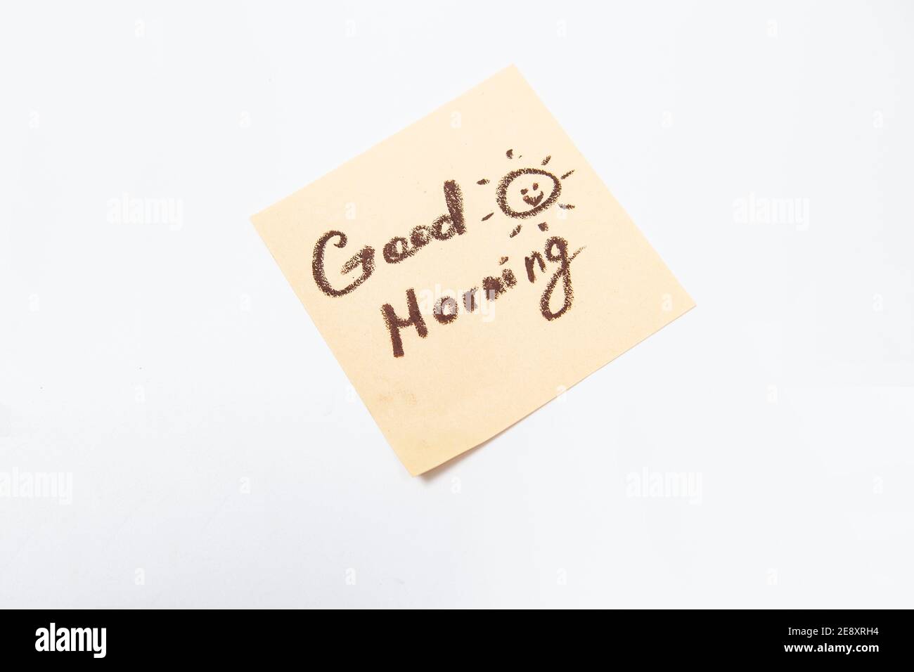 Buona nota mattutina scritta su carta post-it adesiva gialla Foto Stock