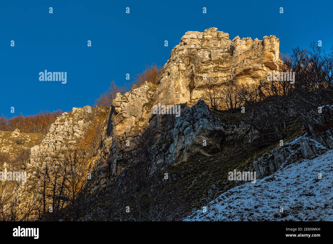 Primo sole sulle pareti rocciose. Parco Nazionale Abruzzo Lazio e Molise Foto Stock