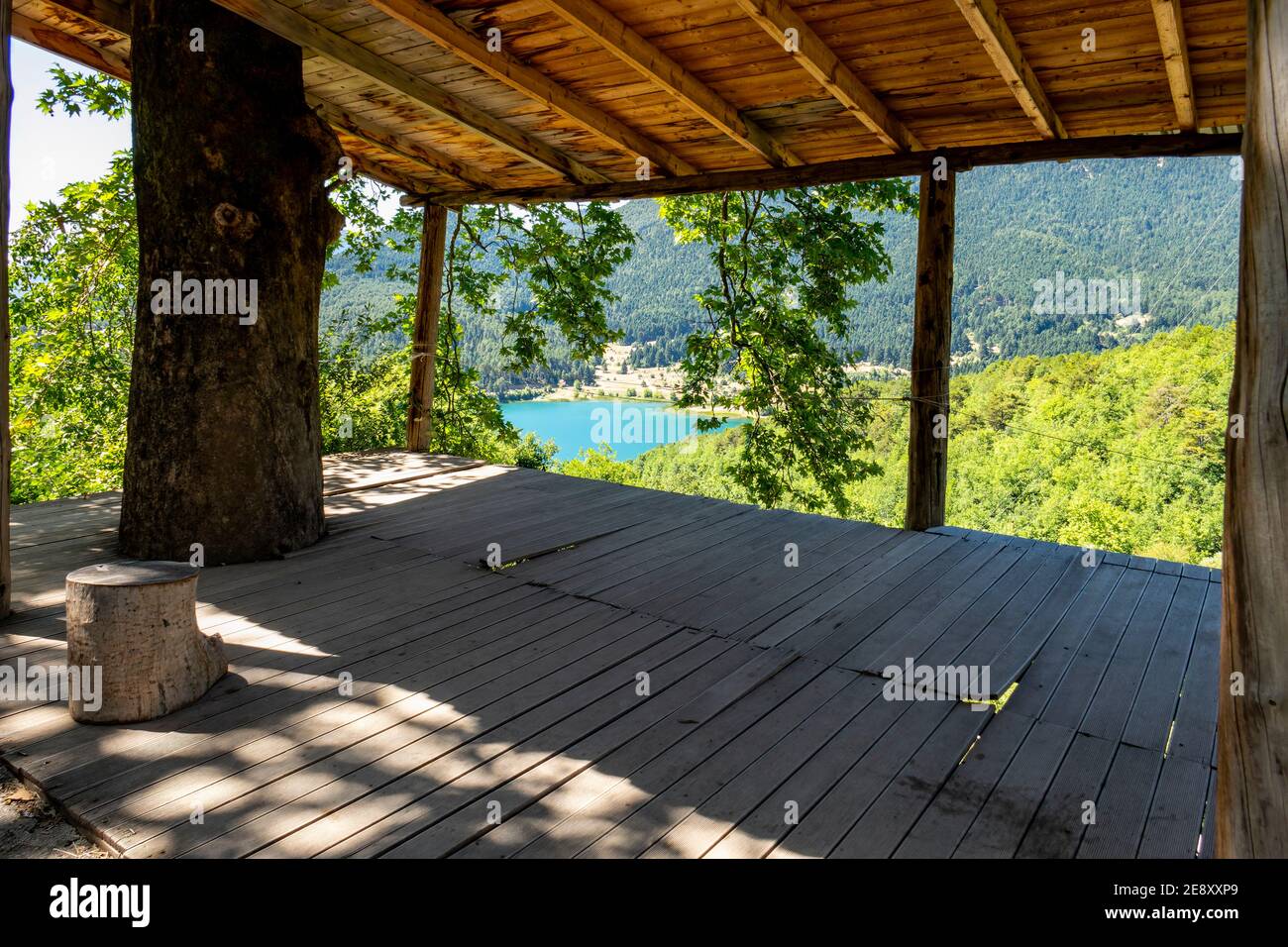 Armonia in verde e blu. Appena fuori dalla porta del monastero di Agios Georgios, una grande terrazza in legno offre protezione e vista ai pellegrini. Foto Stock
