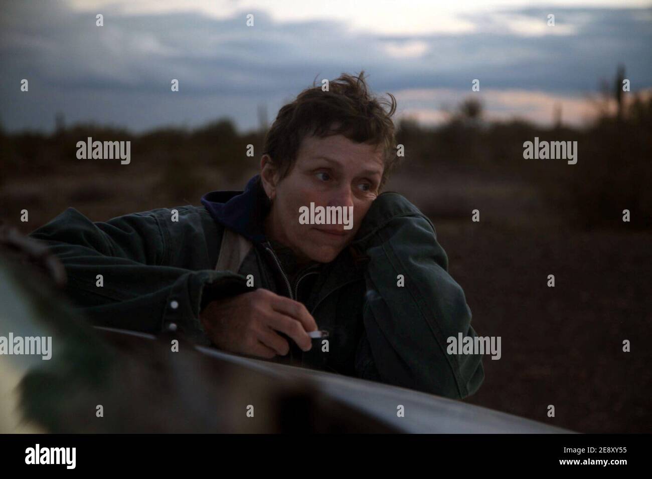 Nomadland è un film americano indipendente del 2020 diretto, scritto, edito e co-prodotto da Chloé Zhao. Si basa sul libro di non-fiction del 2017 Nomadland: Surviving America in the Twenty-First Century di Jessica Bruder, e le stelle Frances McDormand (che ha anche prodotto il film) come una donna che lascia la sua piccola città per viaggiare intorno all'Occidente americano. Questa fotografia è esclusivamente per uso editoriale ed è copyright della società cinematografica e/o del fotografo assegnato dalla società di produzione e può essere riprodotta solo da pubblicazioni in collaborazione con il professionista Foto Stock