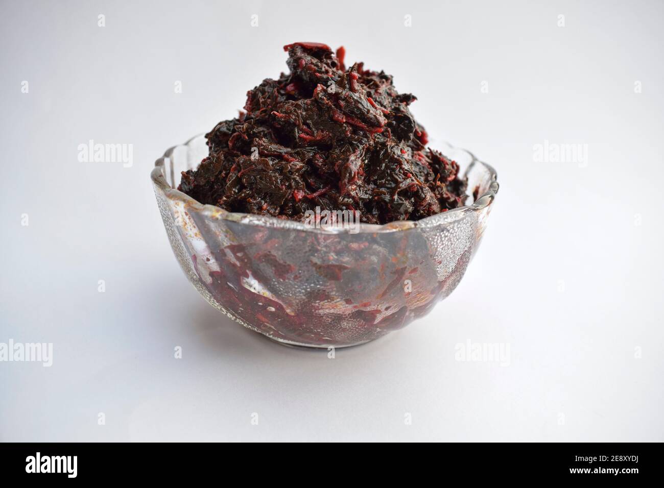 Chowli rossi bhaji o foglie di Amaranth alla luce del sole. Verdure biologiche verdi stagionali indiane in giardino da cucina. Foto Stock