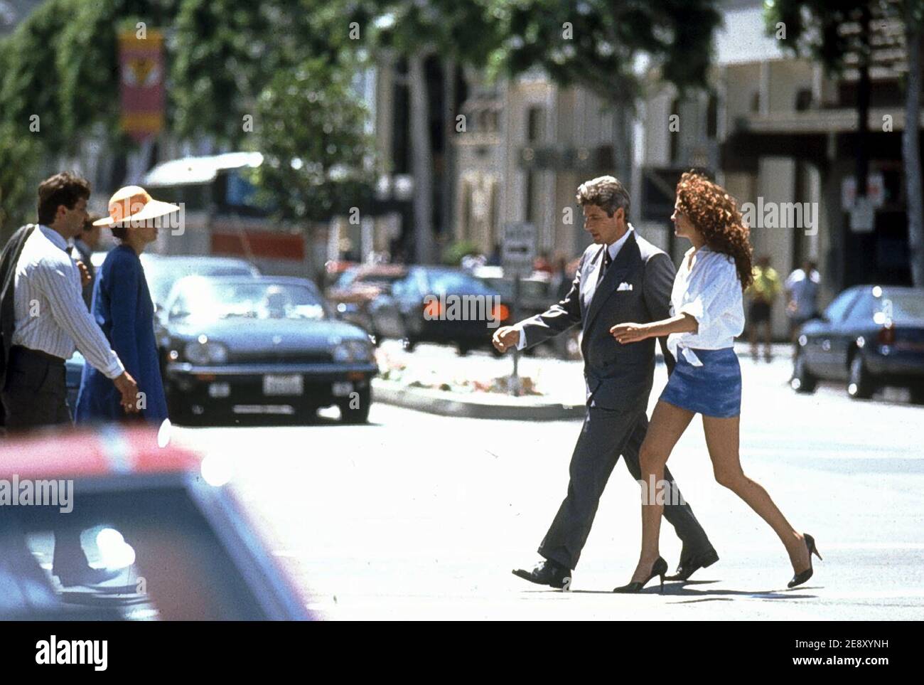 Pretty Woman è un film comico romantico americano del 1990 diretto da Garry Marshall, tratto da una sceneggiatura di J. F. Lawton. Il film è stato interpretato da Richard Gere e Julia Roberts, con Herctor Elizondo, Ralph Bellamy (nella sua ultima esecuzione), Laura San Giacomo e Jason Alexander in ruoli di supporto. Questa fotografia è esclusivamente per uso editoriale ed è copyright della società cinematografica e/o del fotografo assegnato dalla società di produzione e può essere riprodotta solo da pubblicazioni in concomitanza con la promozione del suddetto film. È richiesto un credito obbligatorio per la società cinematografica. La posizione P Foto Stock