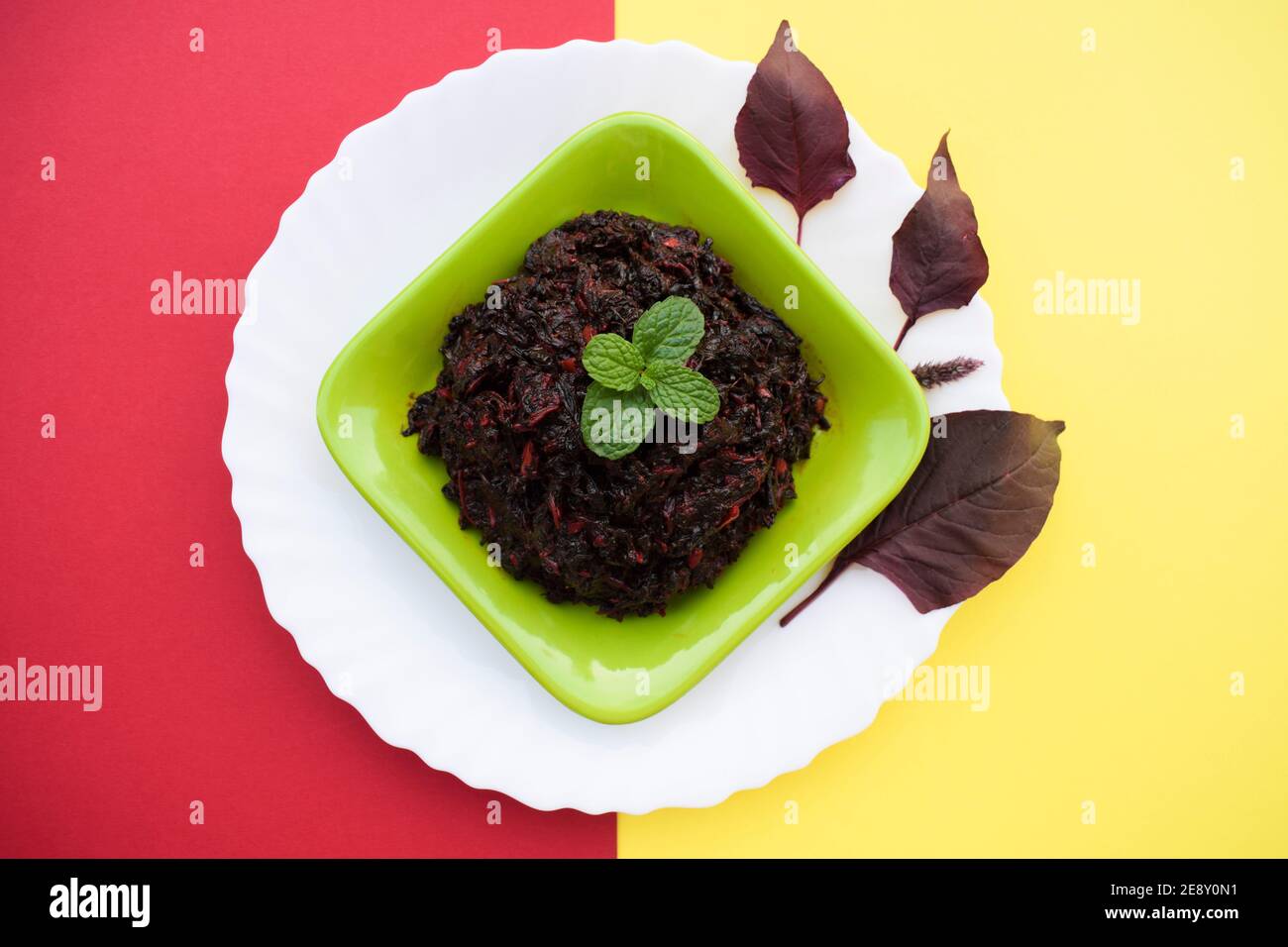 Gustoso curry di spinaci rossi indiani o chowli rossi bhaji o foglie di Amaranth. Verdure biologiche verdi stagionali indiane in giardino da cucina servite su gr Foto Stock