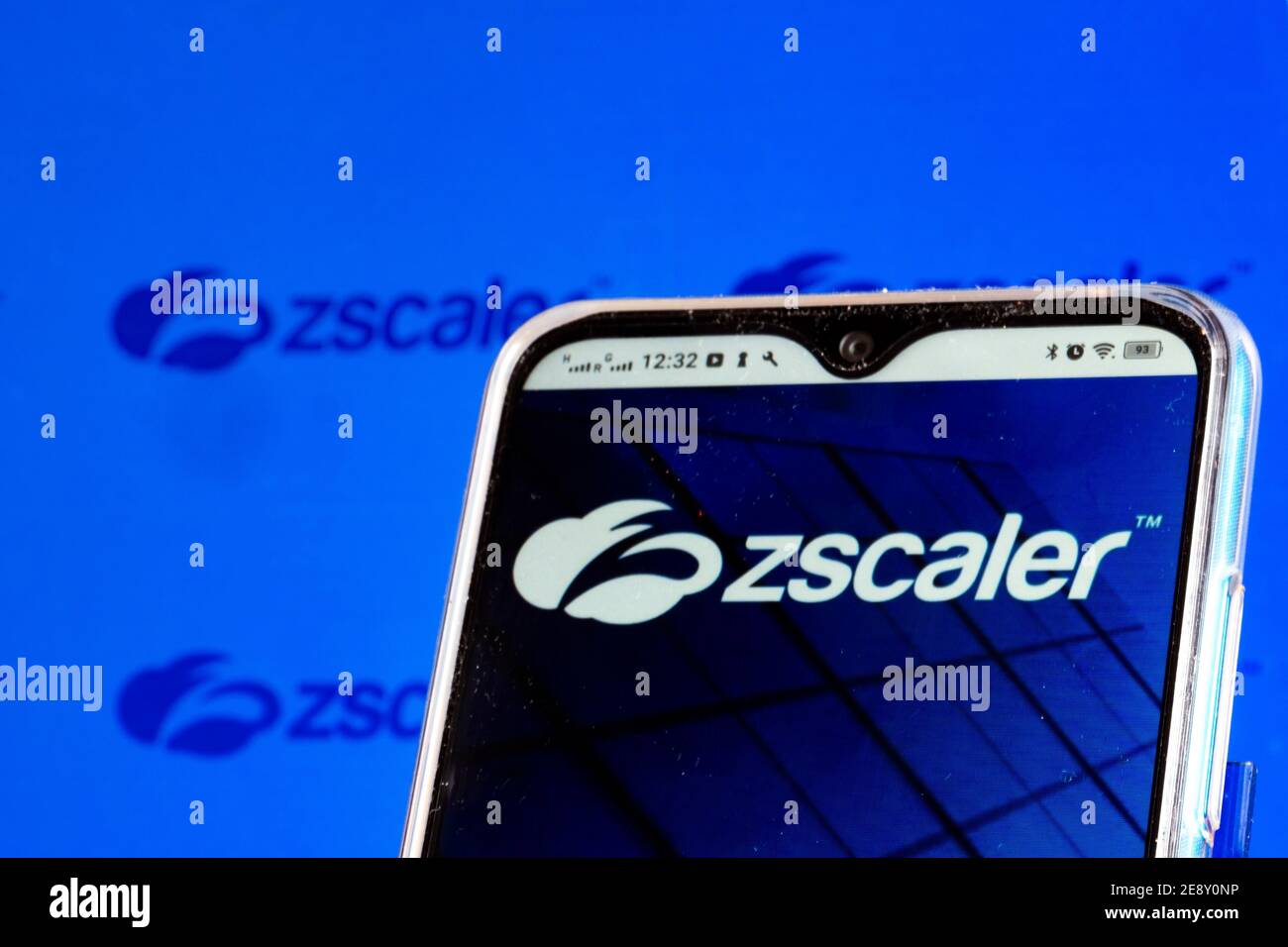 In questa illustrazione viene visualizzato un logo Zscaler, Inc. Sullo schermo dello smartphone. Foto Stock