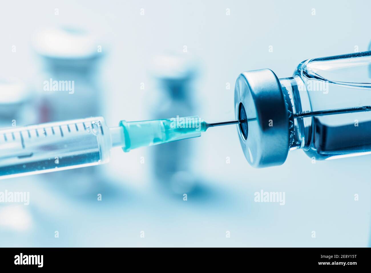 Flacone di vaccino e siringa di closeup. Concetto di vaccino Covid-19 Foto Stock