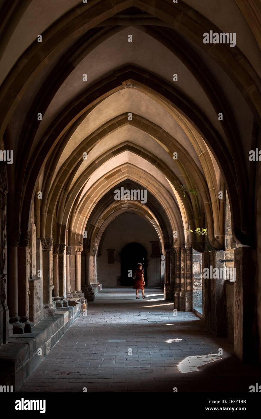 Der Magdeburger Dom ist eine dreischiffige Kreuzbasilika mit Umgangschor. Foto Stock