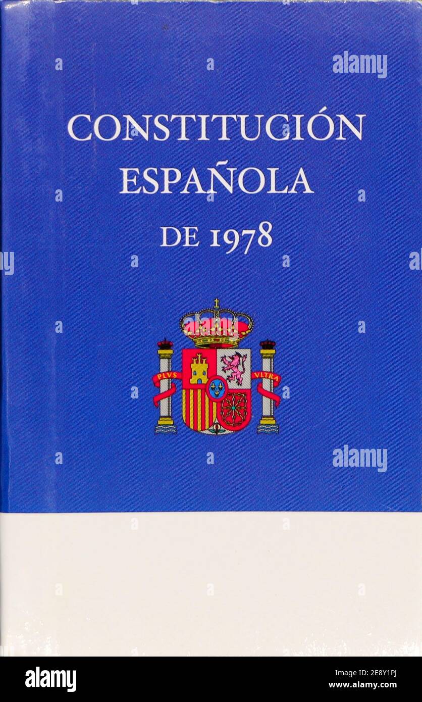 Foto di una copia della costituzione spagnola del 1978 scritta in legge dopo la scomparsa di Francisco Franco Bahamonde Foto Stock