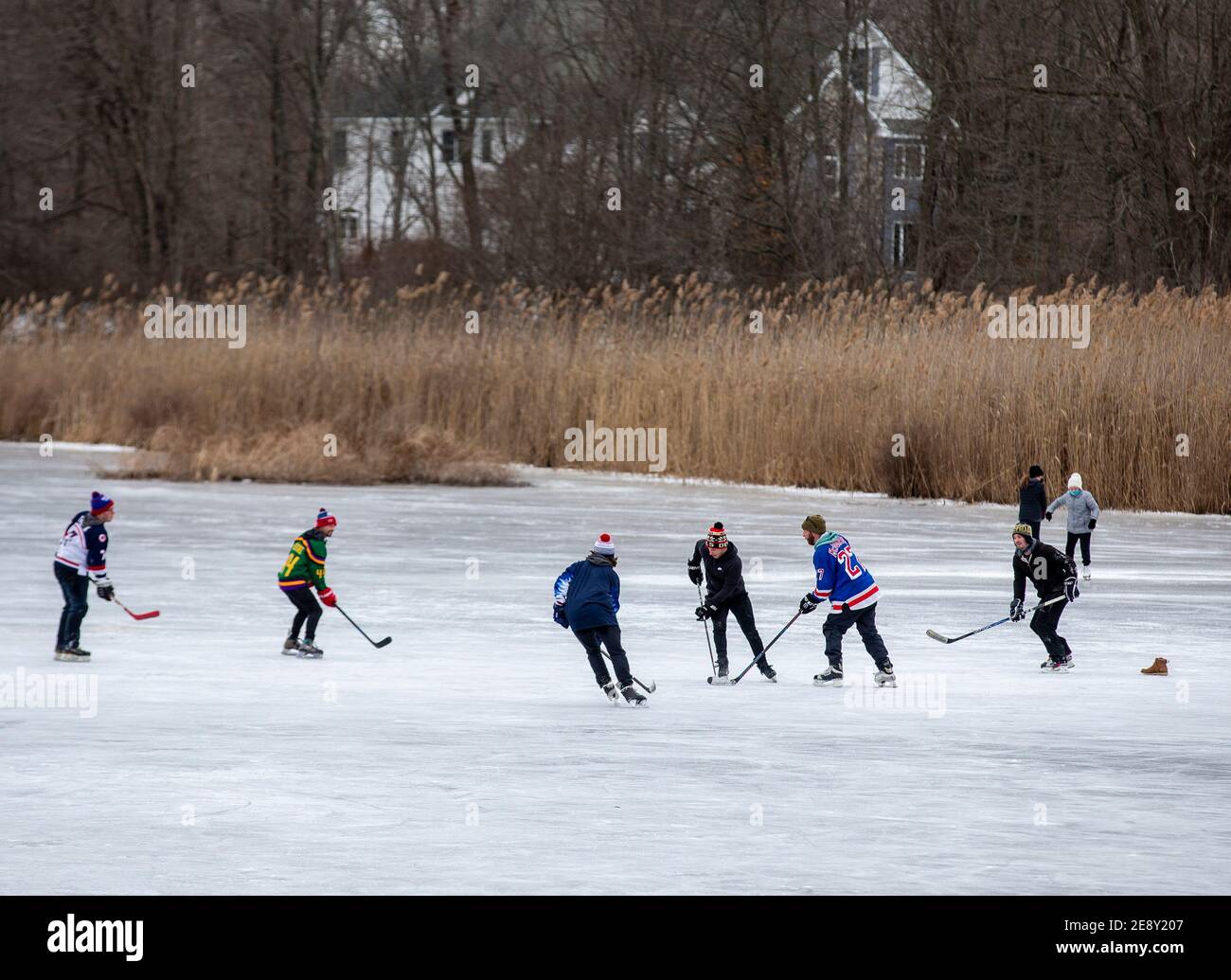 Giocatori di hockey su ghiaccio su un lago ghiacciato Foto Stock