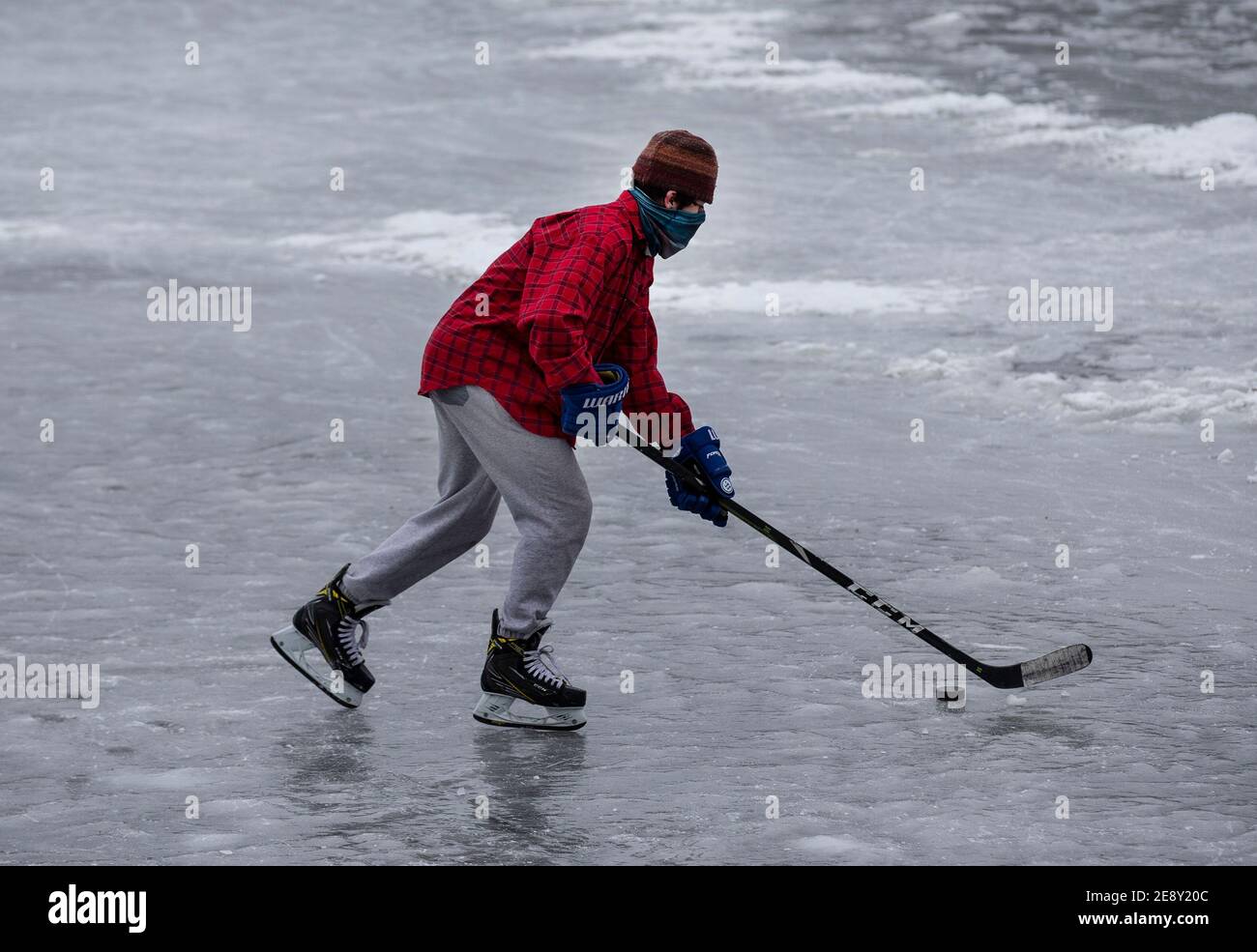 Giocatore di hockey su ghiaccio su un lago ghiacciato Foto Stock