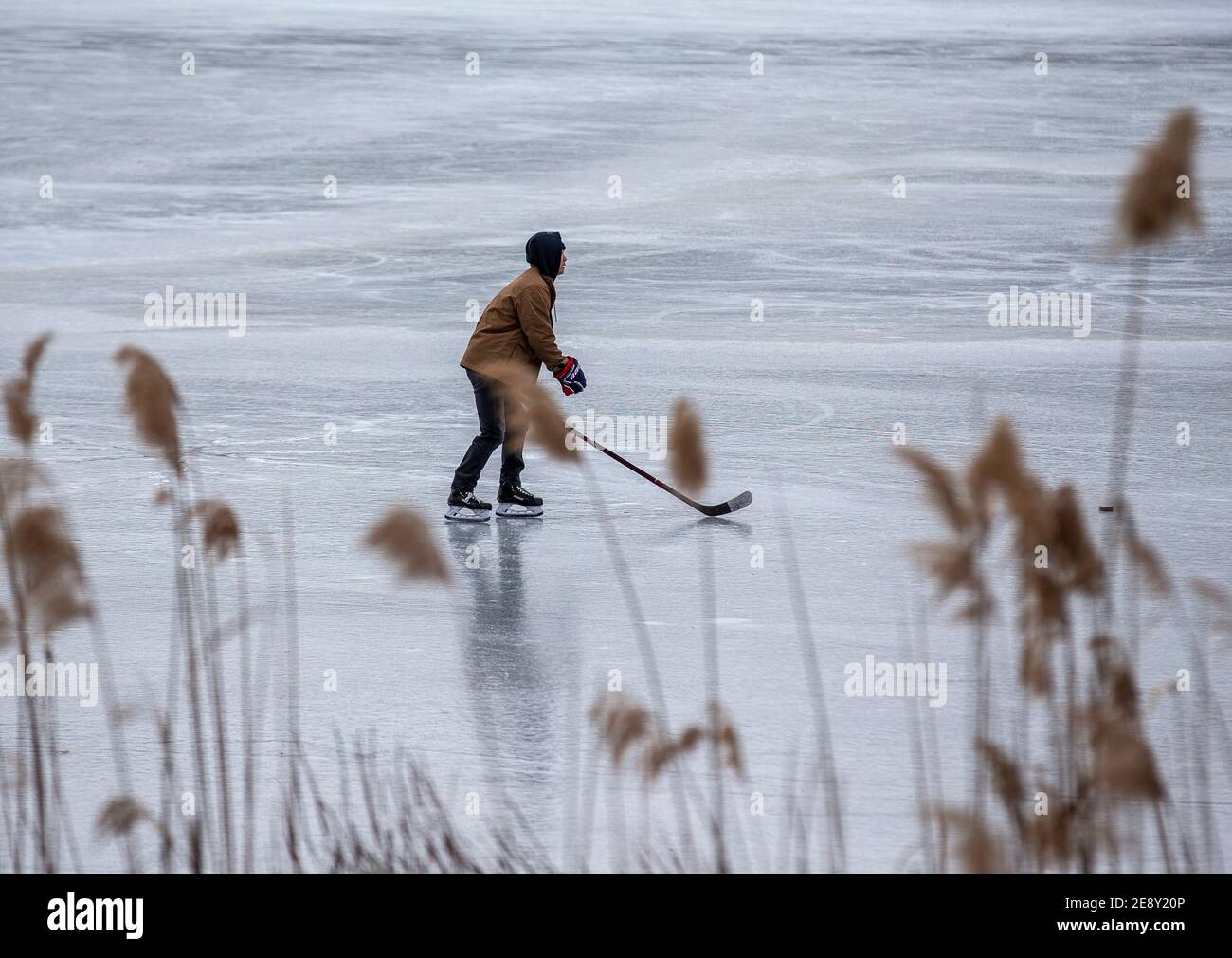 Giocatore di hockey su ghiaccio su un lago ghiacciato Foto Stock
