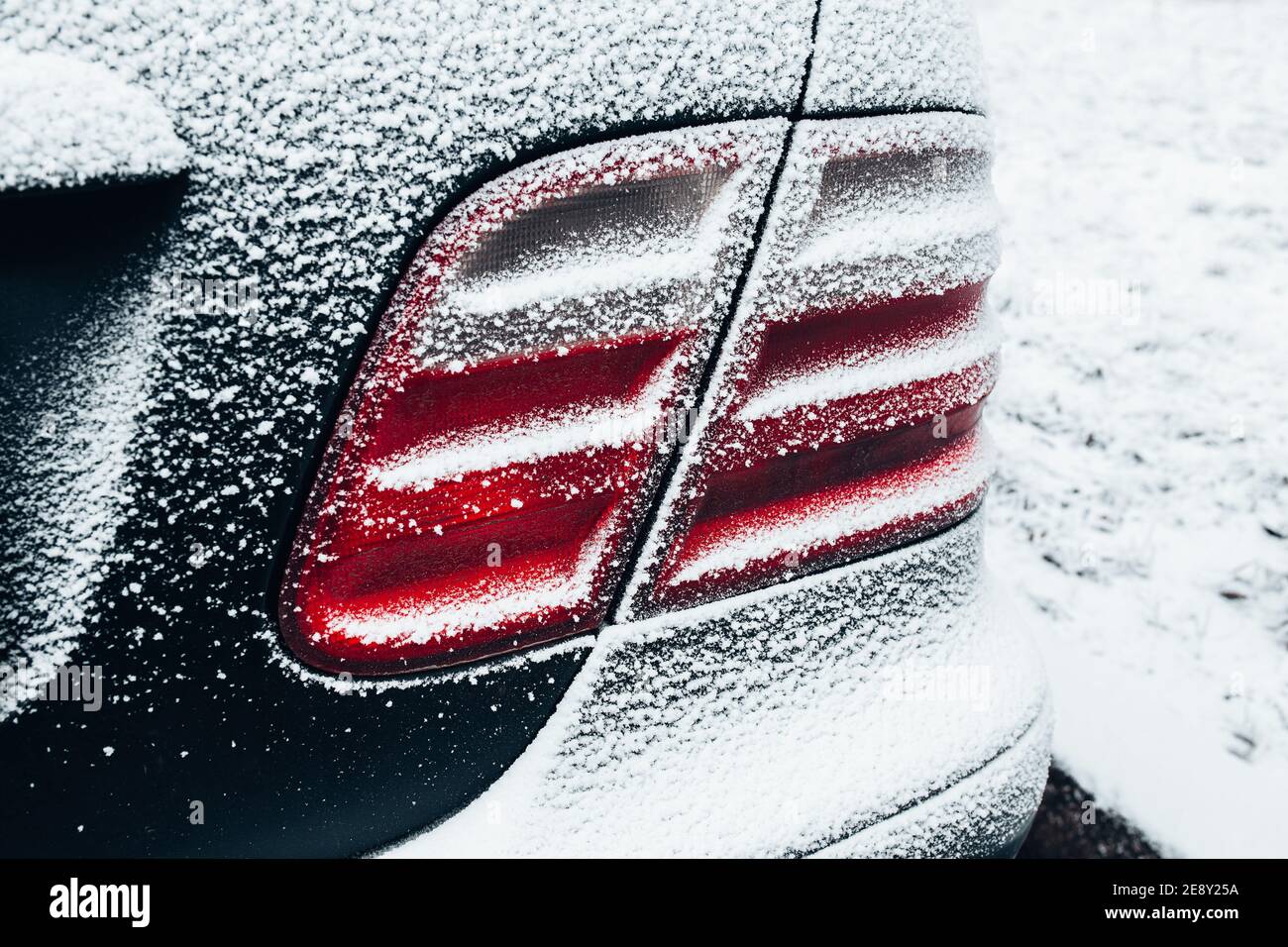 Faro posteriore coperto di neve - ghiaccio durante il gelo e umidità Foto Stock