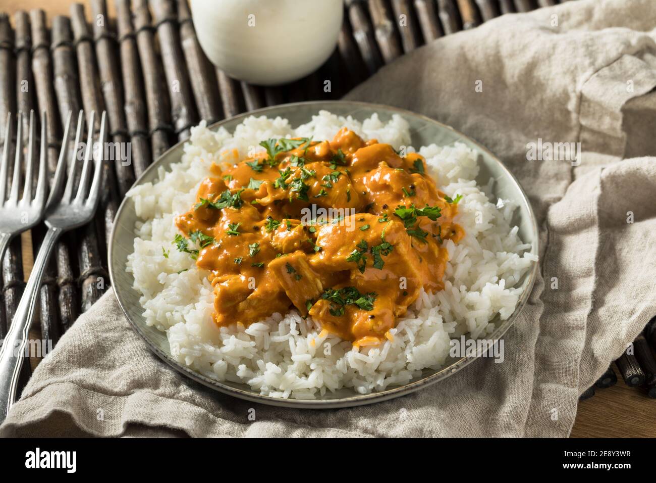 Pollo di curry al cocco di mango con riso bianco fatto in casa Foto Stock