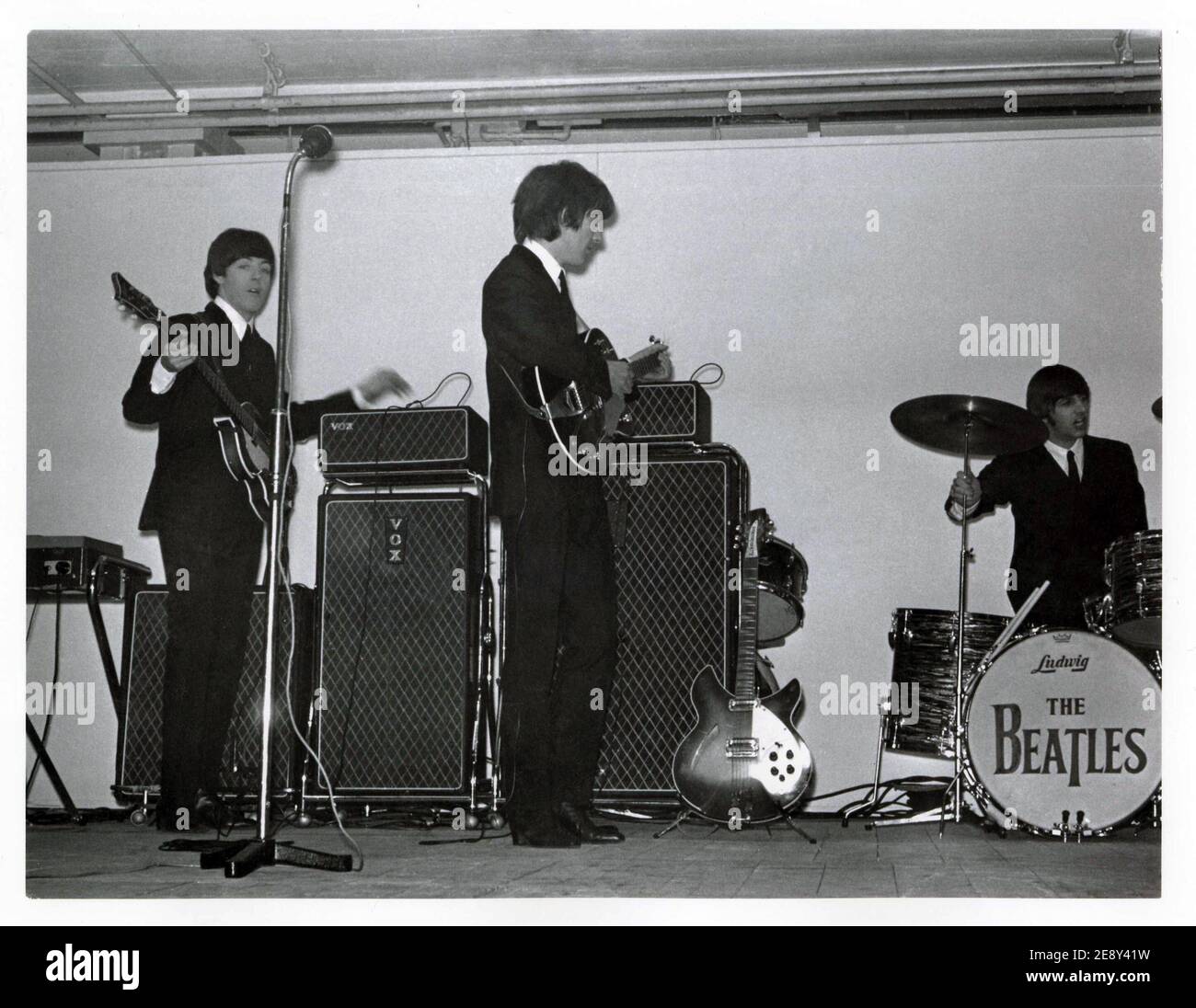 I Beatles provano per uno spettacolo, sul palco Foto Stock