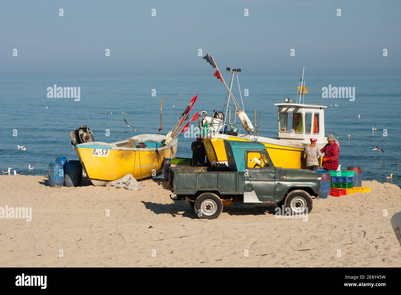 Porto di pesca a Piaski su Vistola Spit, Polonia. I pescatori che ritornano dalla cattura del pesce. Mar Baltico. Foto Stock