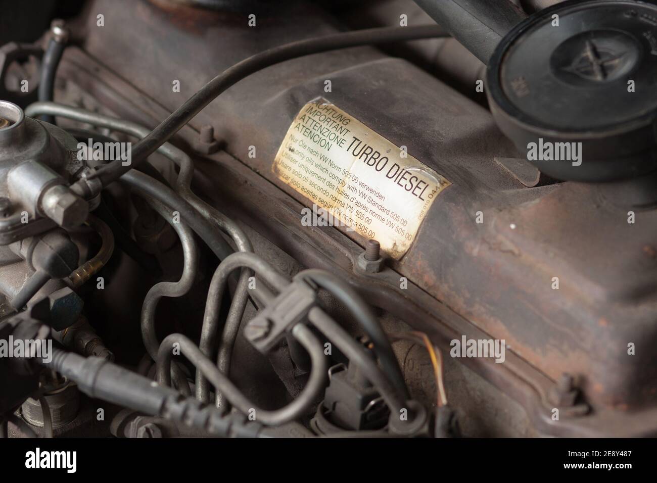 Gdansk, Polonia - 12 giugno 2012. Vecchio motore volkswagen con etichetta turbo diesel Foto Stock