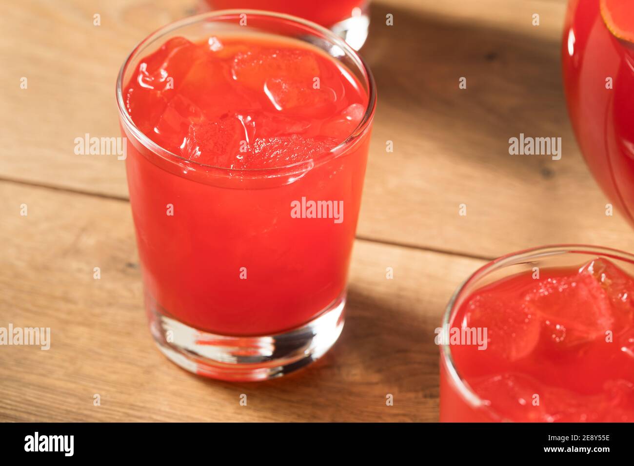 Rinfrescante Punch di frutta rossa fredda in un bicchiere Foto Stock
