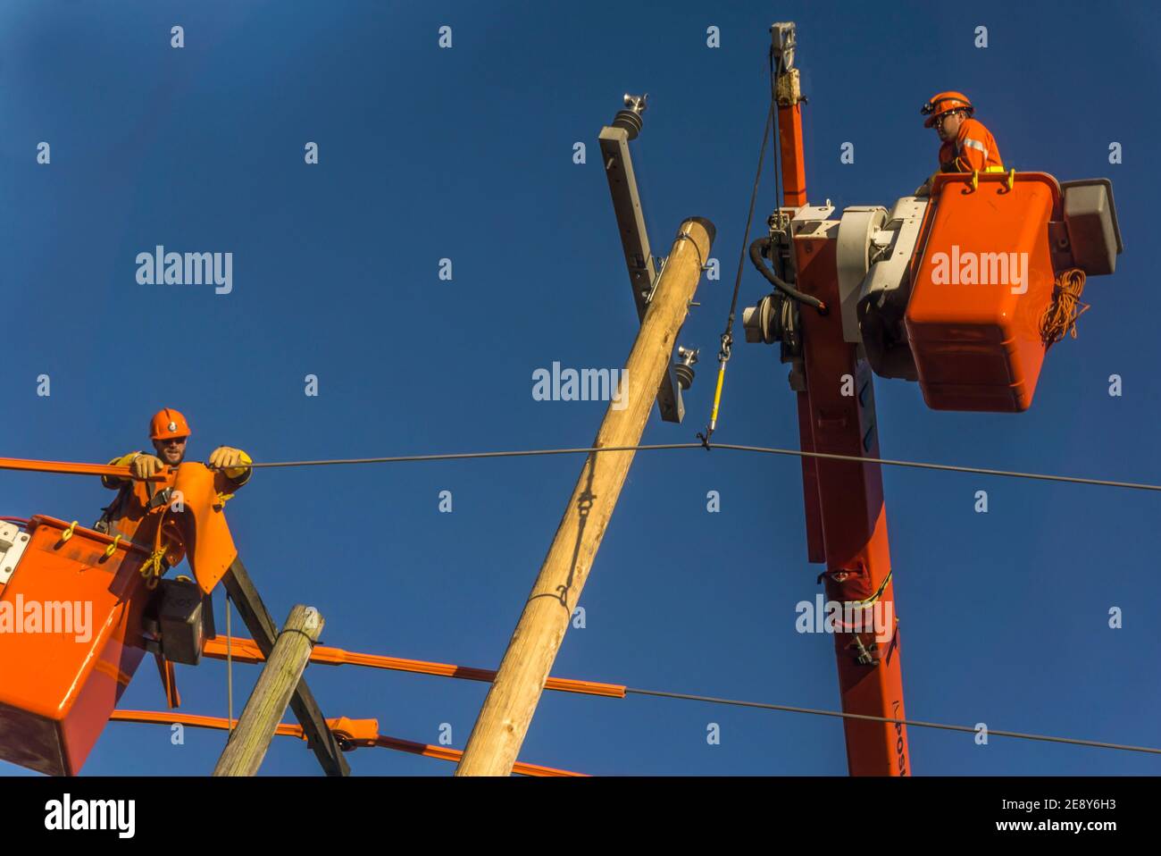Toronto, Canada, ottobre 2017 - Power linemen lavorando su palo e cavo elettrico per la manutenzione e le riparazioni Foto Stock