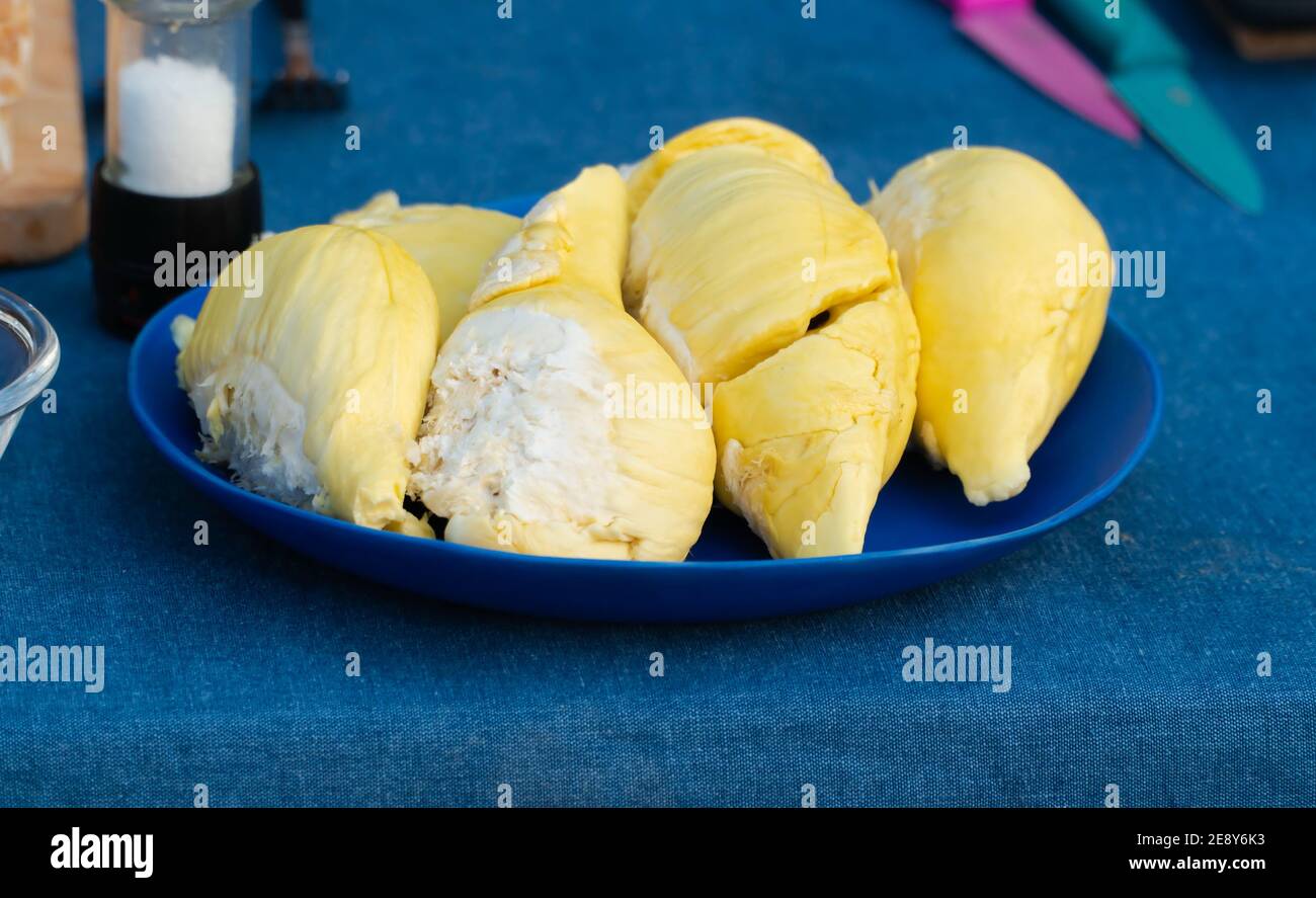 giallo carne re duriano di frutta su piatto pronto a. mangiare Foto Stock