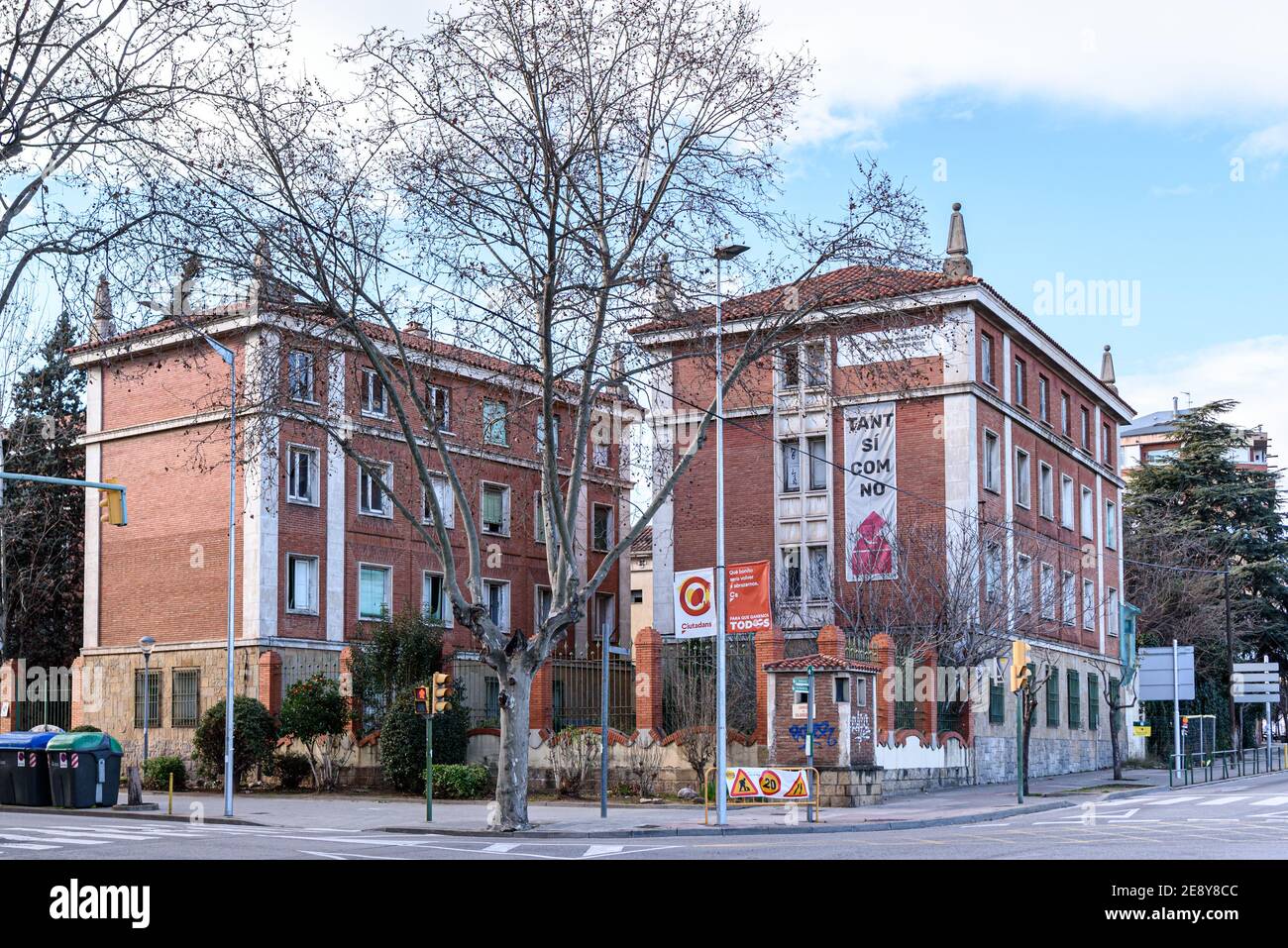 Sabadell - Catalogna, SPAGNA - 31 gennaio 2021: Edifici abbandonati della vecchia caserma della guardia civile spagnola Foto Stock