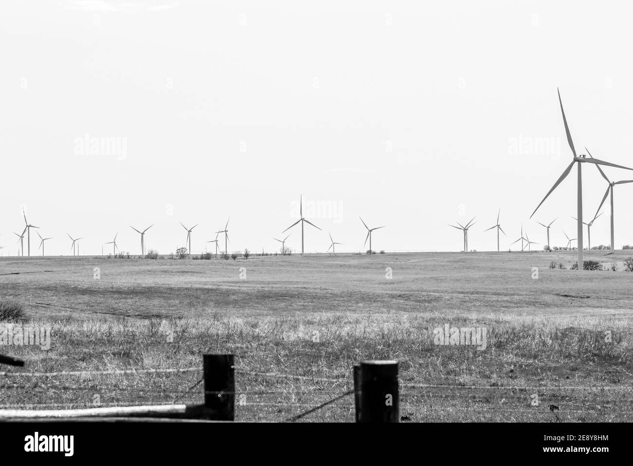 O'Neill, Nebraska, US 22 luglio 2019 Wind Farm in Nebraska Farm Land Wind Power turbine Up Close bianco e nero . Foto di alta qualità Foto Stock