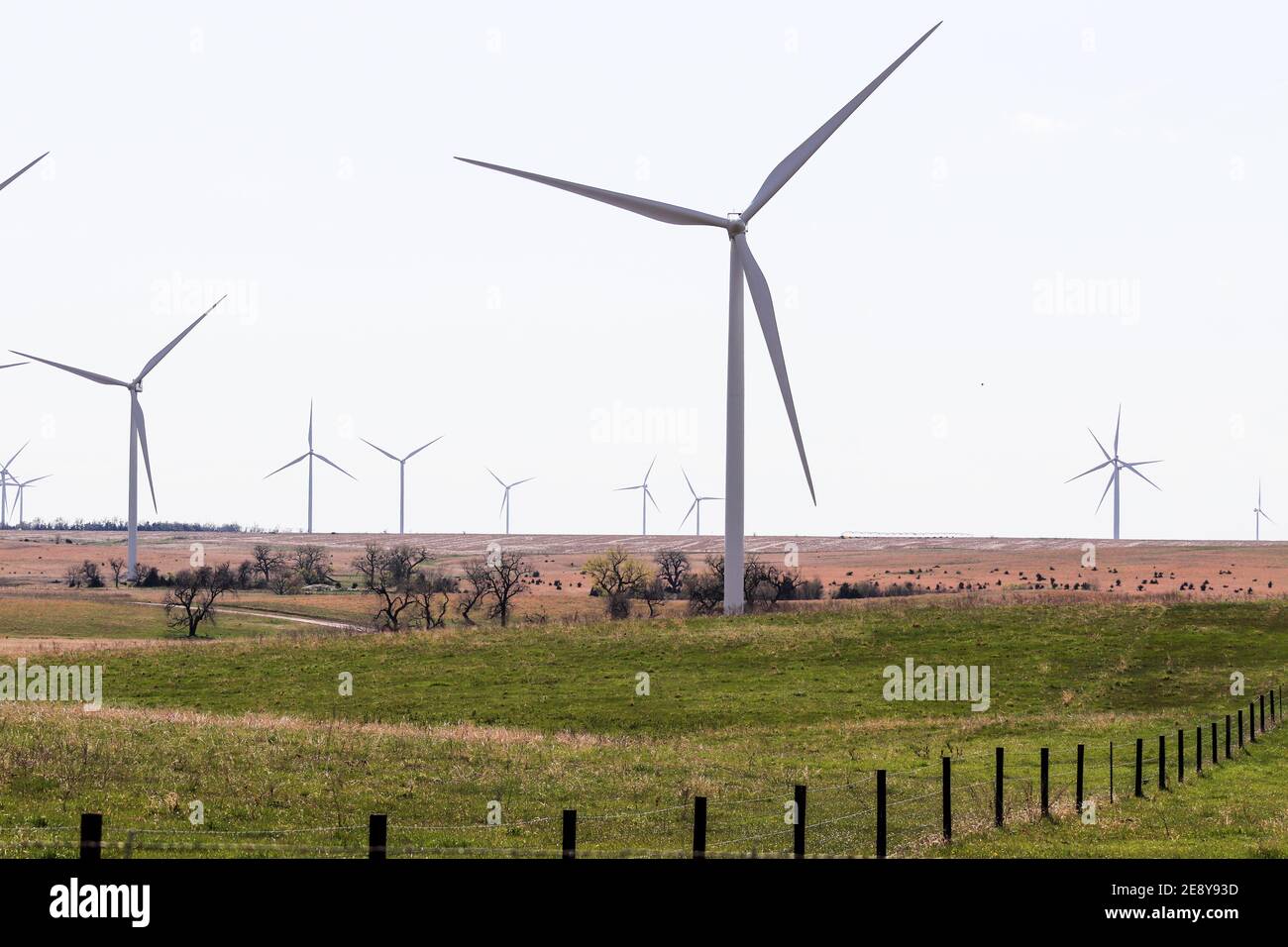 O'Neill, Nebraska, US 22 luglio 2019 Wind Farm in Nebraska Farm Land Wind Power turbine Up Close. Foto di alta qualità Foto Stock