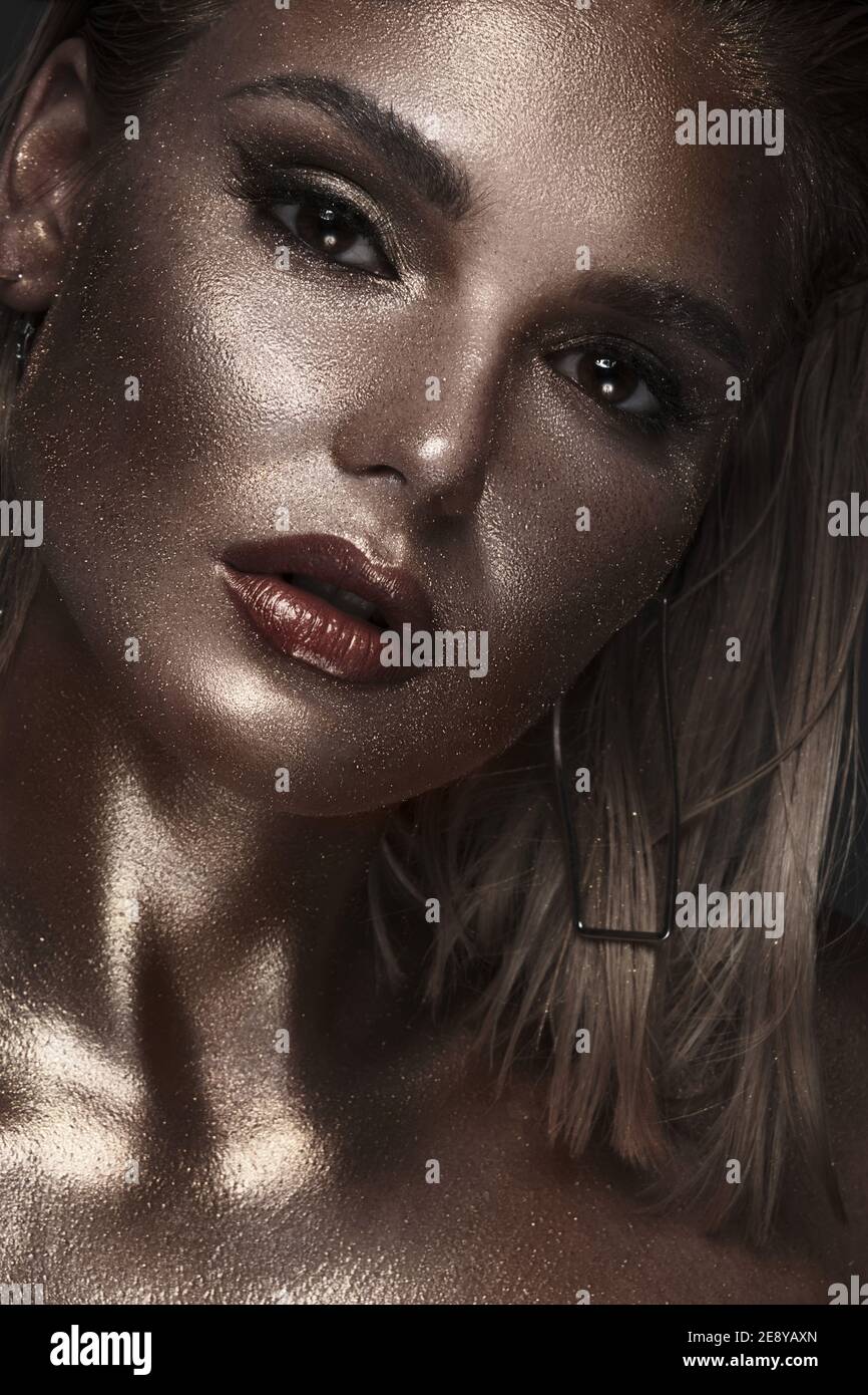 Ritratto di bella donna con spazio d'arte trucco su viso e corpo. Faccia con glitter. Foto Stock