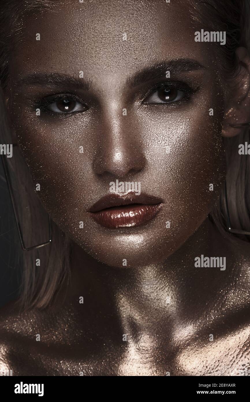 Ritratto di bella donna con spazio d'arte trucco su viso e corpo. Faccia con glitter. Foto Stock
