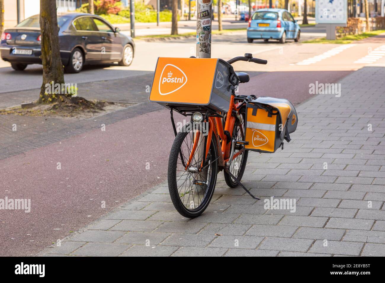 Eindhoven, Paesi Bassi, 21 maggio 2020. Una bicicletta postale con borse a sella e il logo di PostNL, il servizio di consegna postale nazionale con la sua o Foto Stock