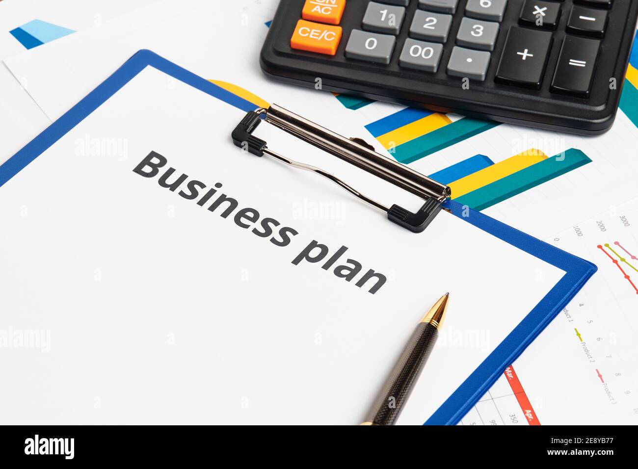 Concetto di documento di business plan su grafici e report. Foto Stock
