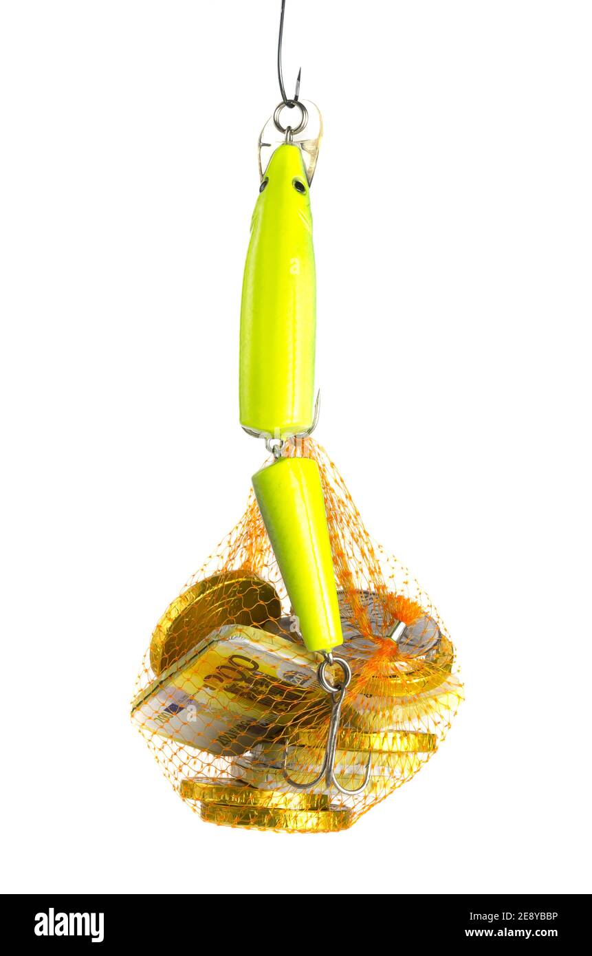 pesce artificiale giallo (esca) con una rete arancione contenente monete di cioccolato e denaro di carta. Phising, pesca per soldi, rubando concetto di soldi o ide Foto Stock