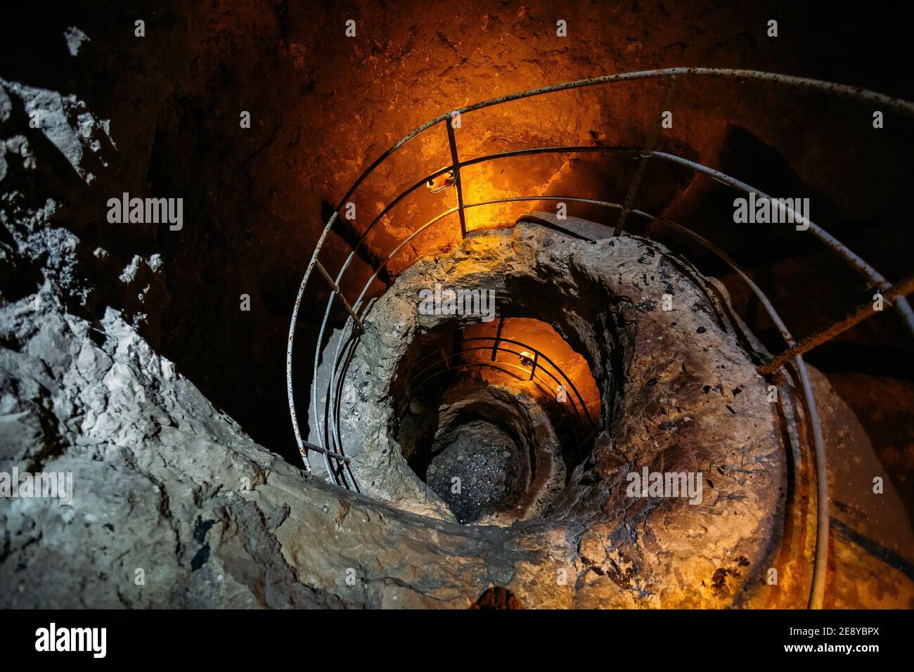 Antica scalinata a chiocciola nel pozzo Tik Kuyu, a Chufut Kale, Bakhchisaray, Crimea Bakhchisarai Crimea. Foto Stock