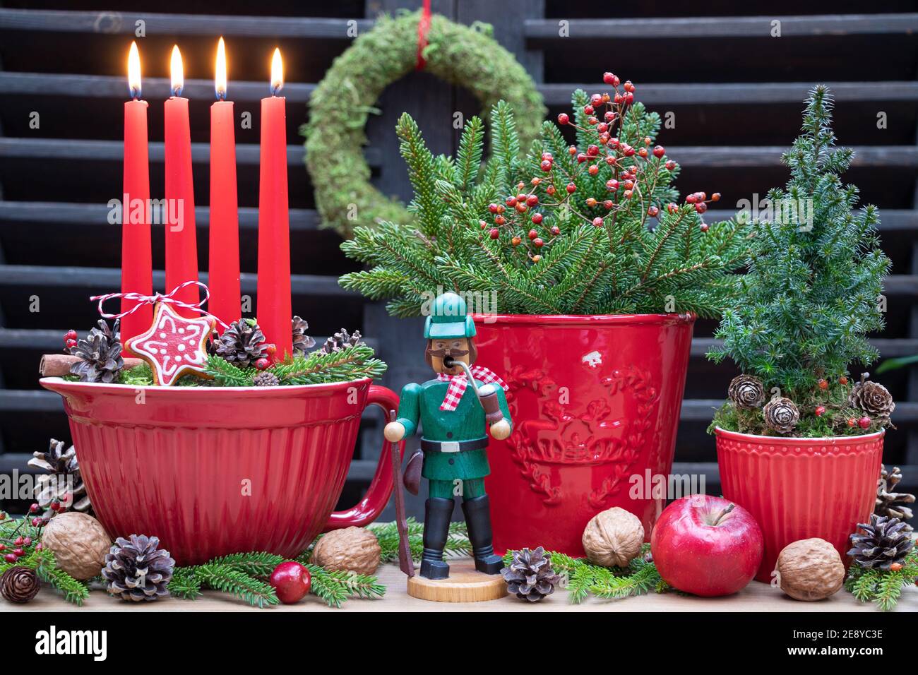 decorazione di natale con manichino fumante, candele di avvento rosso un conifero Foto Stock