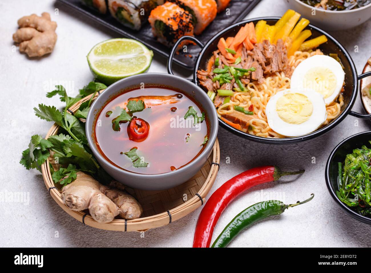 Cibo asiatico. Cucina cinese, giapponese e tailandese Foto stock - Alamy