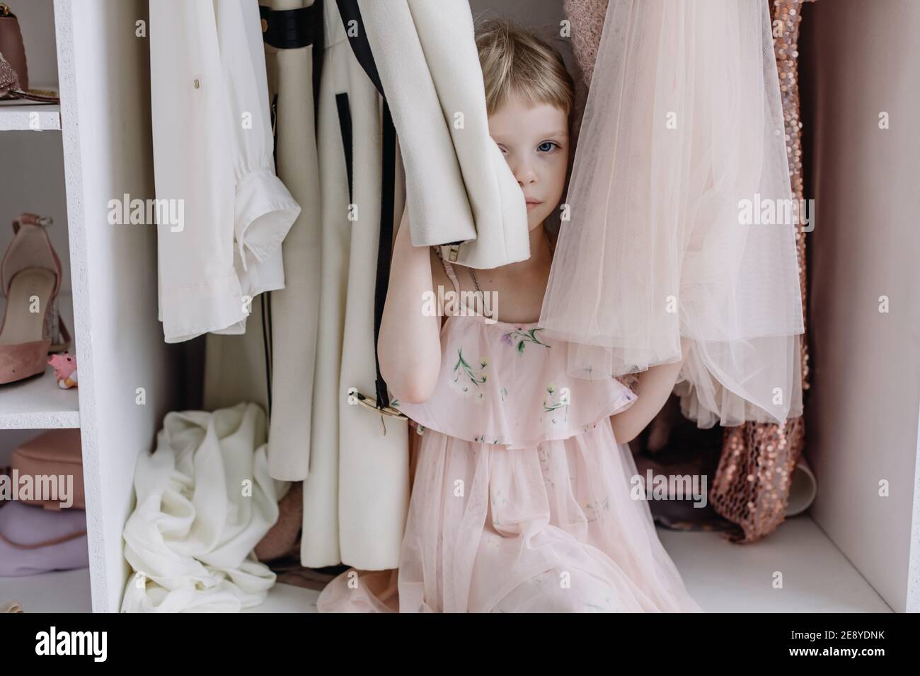 Ritratto di una bambina in un bel vestito. Ragazza guarda la macchina fotografica Foto Stock