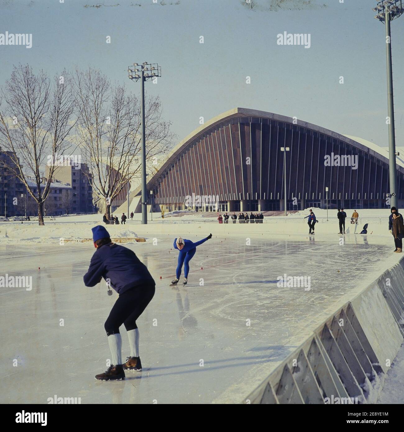 Iceskaters allenarsi all'Olympic Ice Ring prima dei Giochi Olimpici invernali, Grenoble, Isere, Francia, 1968 Foto Stock