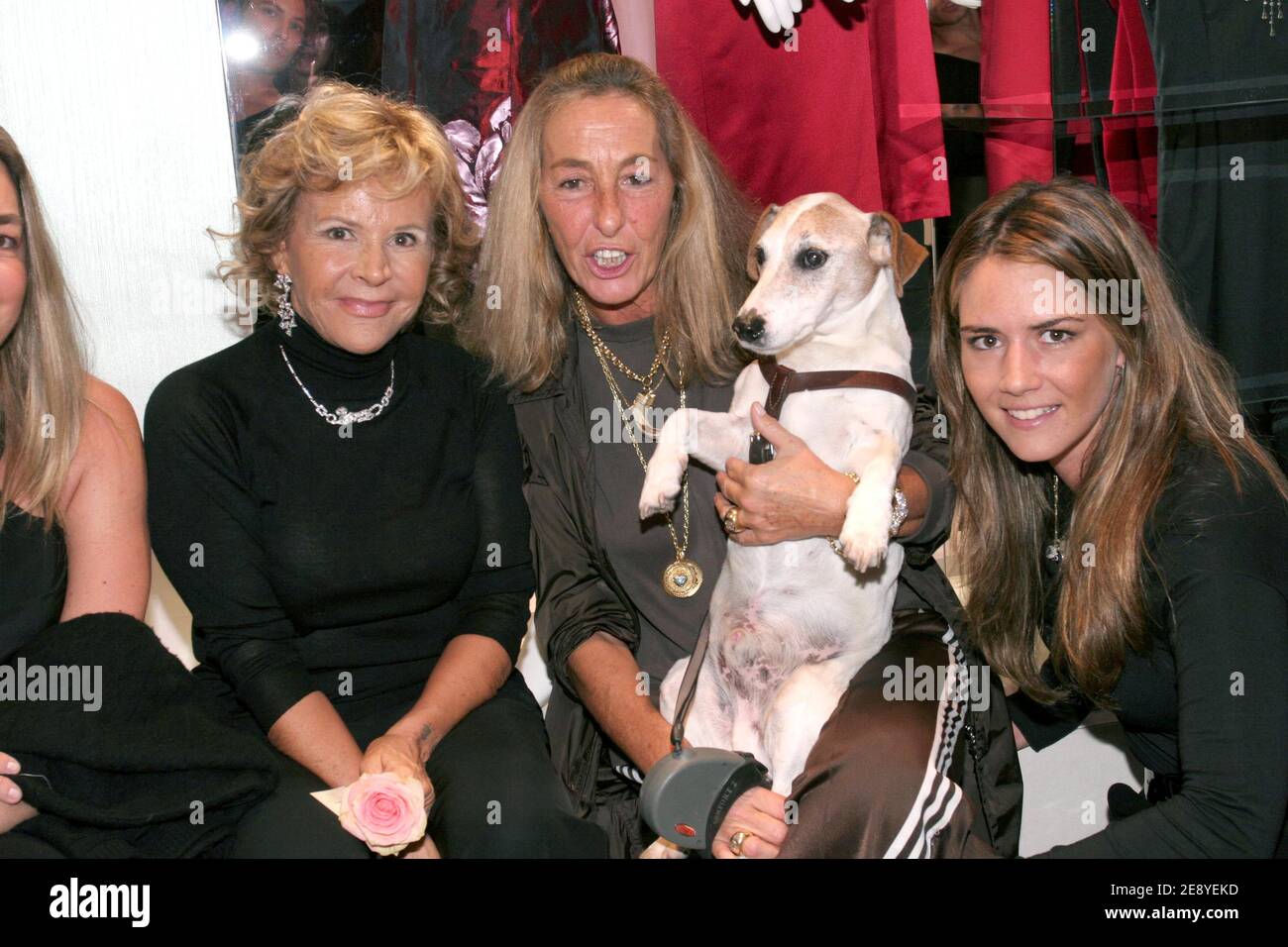 La stilista di moda italiana Anna Molinari si pone in occasione della festa di apertura della nuova boutique 'Blumarine' della stilista di moda italiana Anna Molinari, Avenue Montaigne a Parigi, Francia, il 3 ottobre 2007. Foto di Benoit Pinguet/ABACAPRESS.COM. Foto Stock