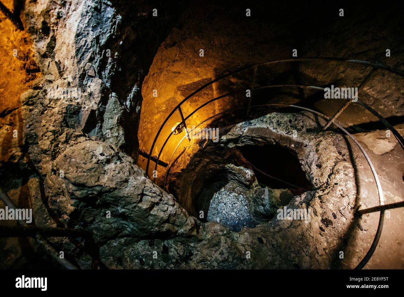 Antica scalinata a chiocciola nel pozzo Tik Kuyu, a Chufut Kale, Bakhchisaray, Crimea Bakhchisarai Crimea. Foto Stock