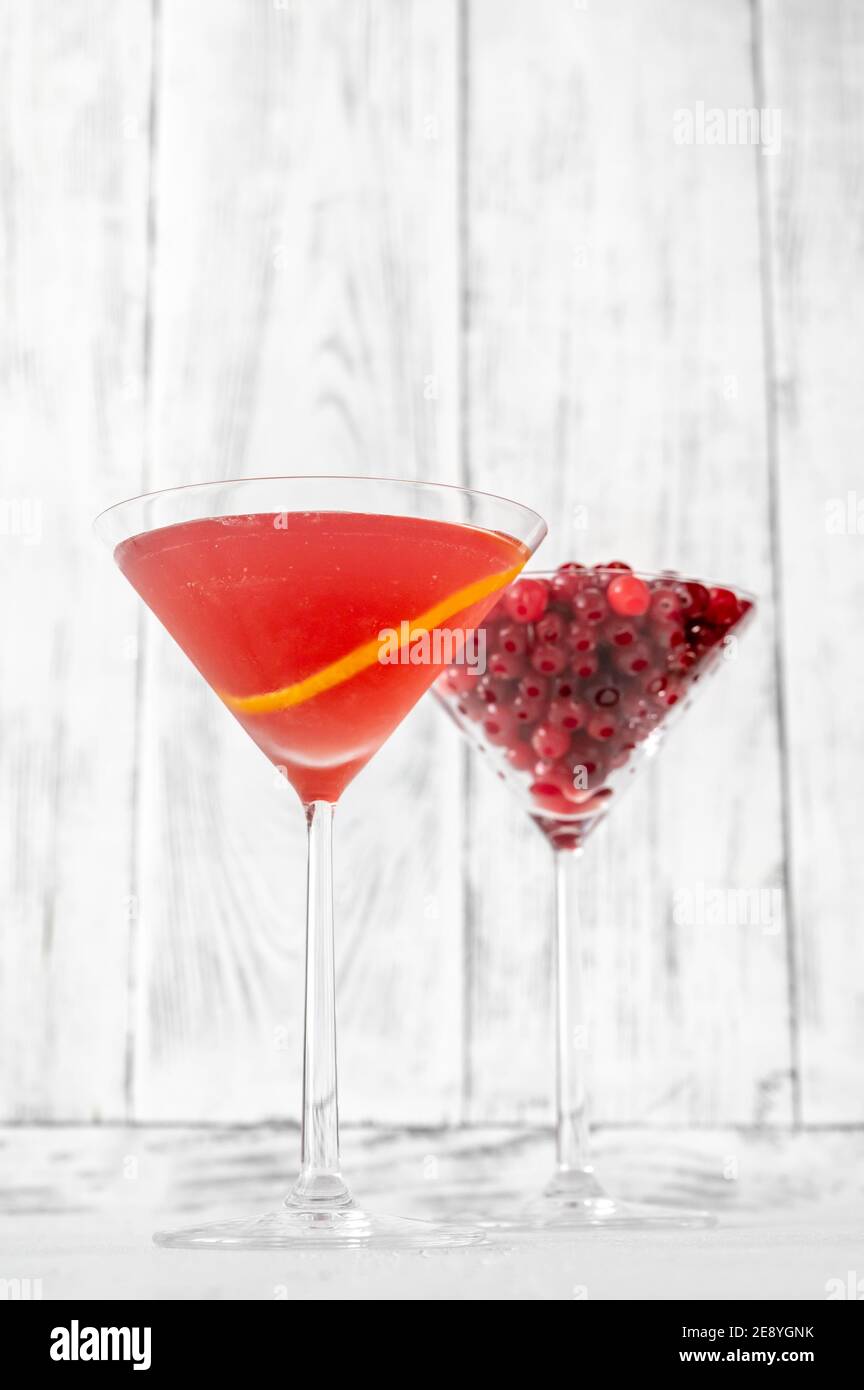 Bicchiere di cocktail Cosmopolitan con bicchiere di mirtilli rossi freschi  Foto stock - Alamy