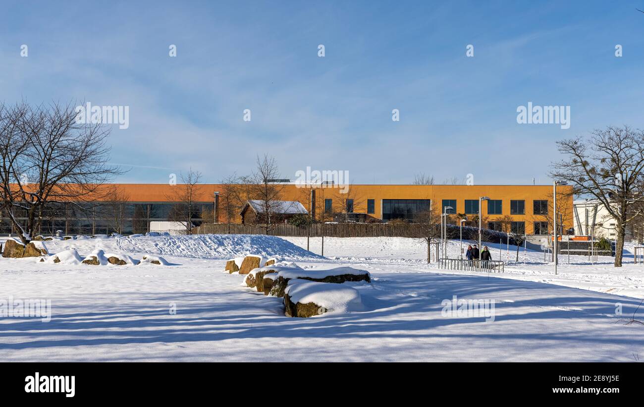 La piscina di Wolfsburg si trova vicino al parco pubblico di Allerpark Germania del Nord Foto Stock