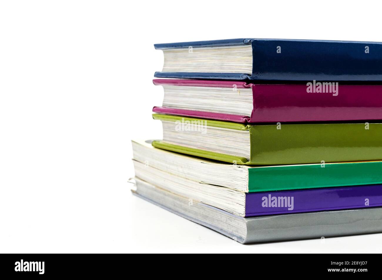 Pila di libri su uno sfondo bianco chiaro. Coperchio semplice. Nessuna gente. Spazio di copia. Foto Stock