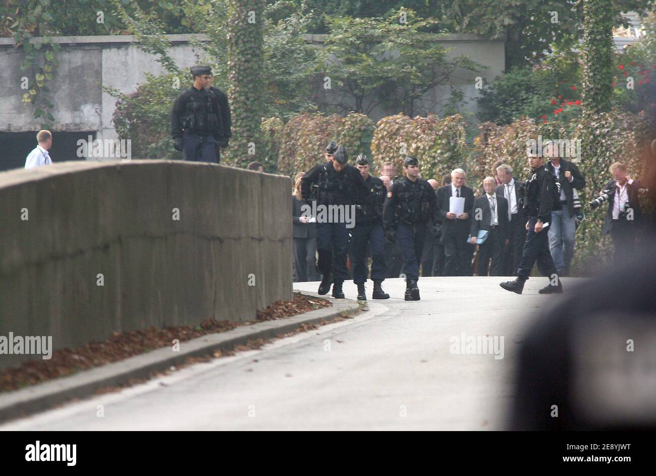 Giudice dell'alta Corte Scott Baker e dei giurati coinvolti nell'inquista della principessa Diana al tunnel Pont de l'Alma a Parigi, Francia, l'8 ottobre 2007. I 11 giurati, che hanno iniziato ad ascoltare le prove sulla morte di Diana e del suo amante Dodi al Fayed a Londra la scorsa settimana, sono in grado di visitare il Ritz Hotel per vedere dove la coppia ha cenato la notte in cui sono morti, E il tunnel Pont de l'Alma per vedere il luogo in cui la Mercedes la coppia viaggiava in crash 10 anni fa. Foto di Mousse/ABACAPRESS.COM Foto Stock